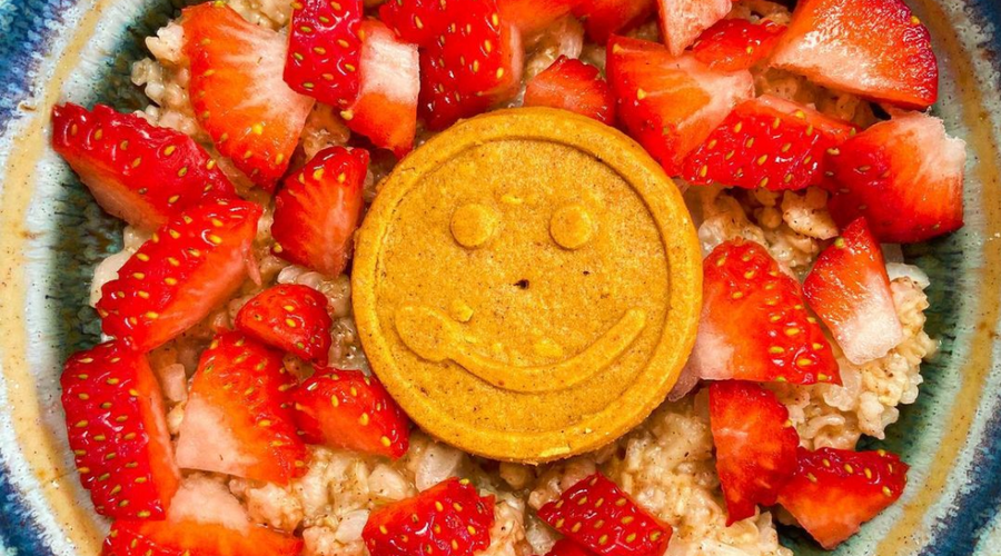 Prebiotic-Fiber Strawberry Oatmeal Bowl
